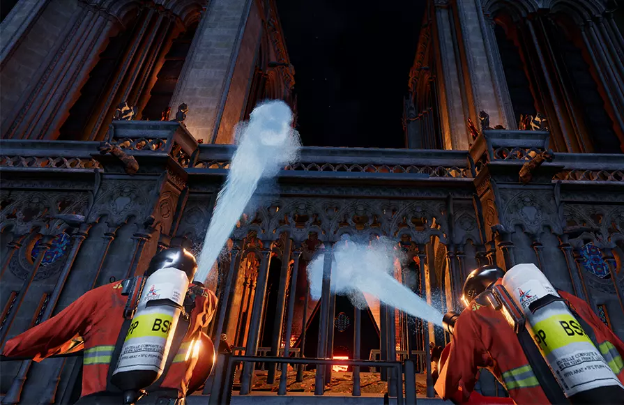 pompiers à l'exterieur de la cathédrale