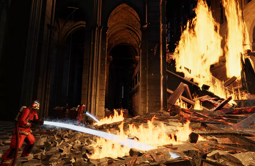 pompier qui éteint la cathedrale de Paris