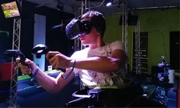 Enfant avec  un casque de réalité virtuelle